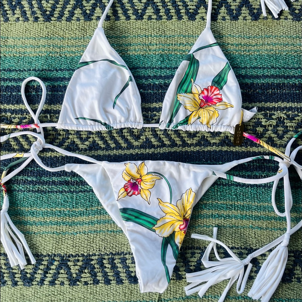 Indah bikini